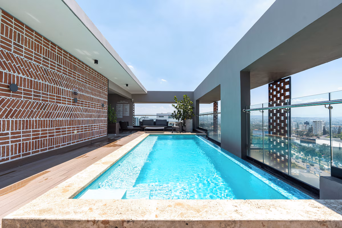 Piscina lap com vista panorâmica para a cidade — Imagem meramente ilustrativa