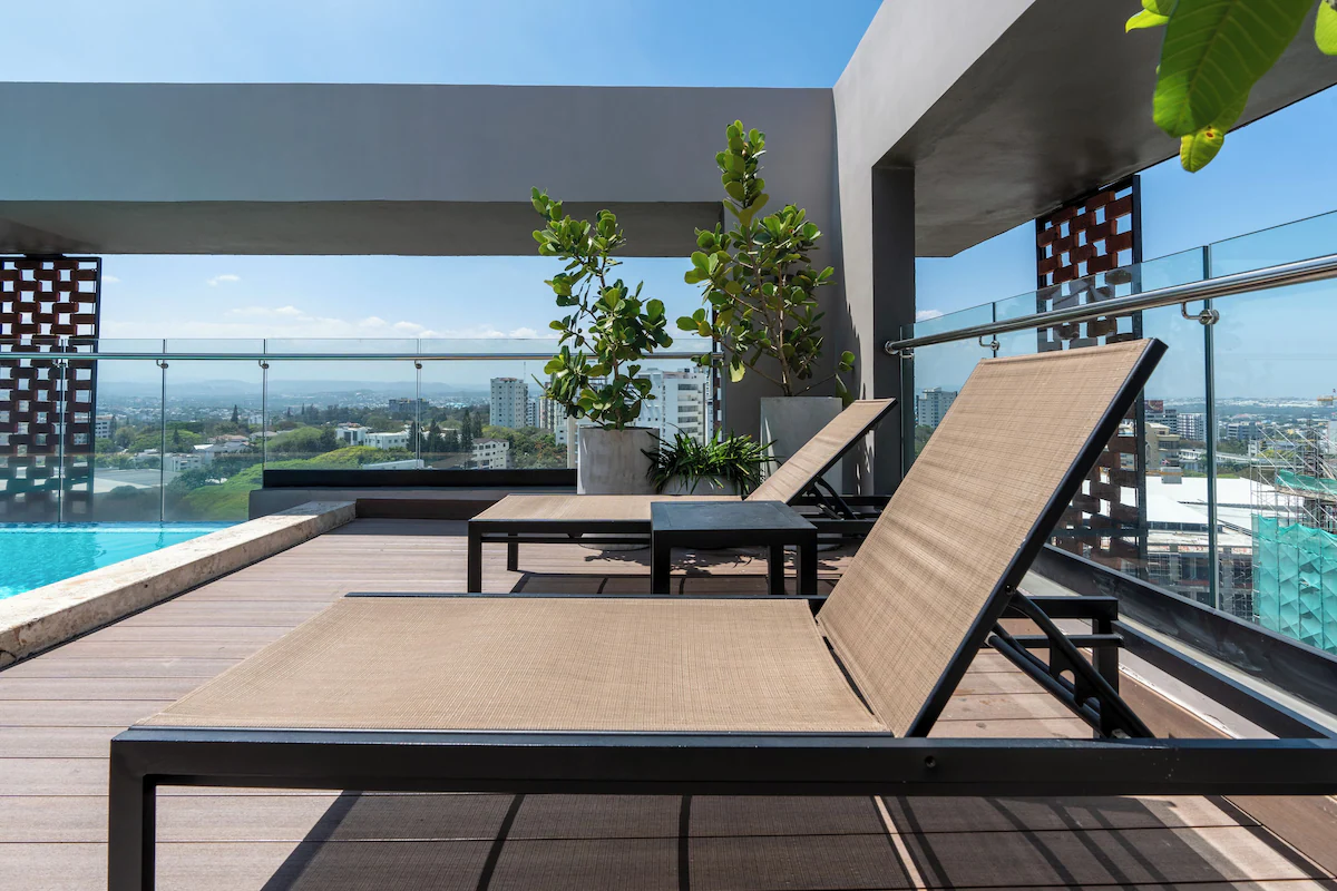Piscina Rooftop com deck e espreguiçadeiras — Imagem meramente ilustrativa